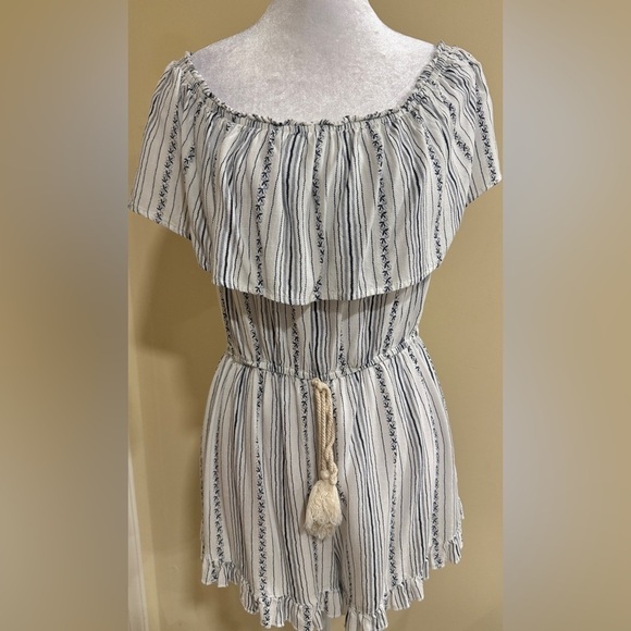 🎉HOST PICK🎉Lunik white and navy romper - Picture 1 of 5
